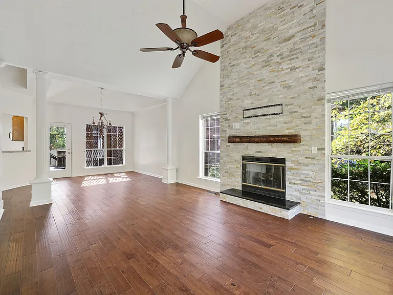 4933 Alexis Dr — Photo 2