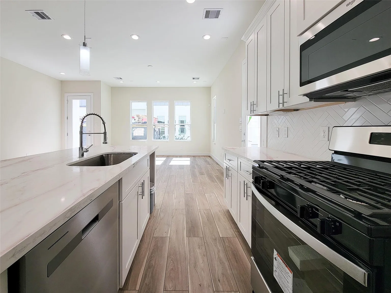 3 bed, 2.5 bath, 1961 sqft, $1,999 — Photo 3