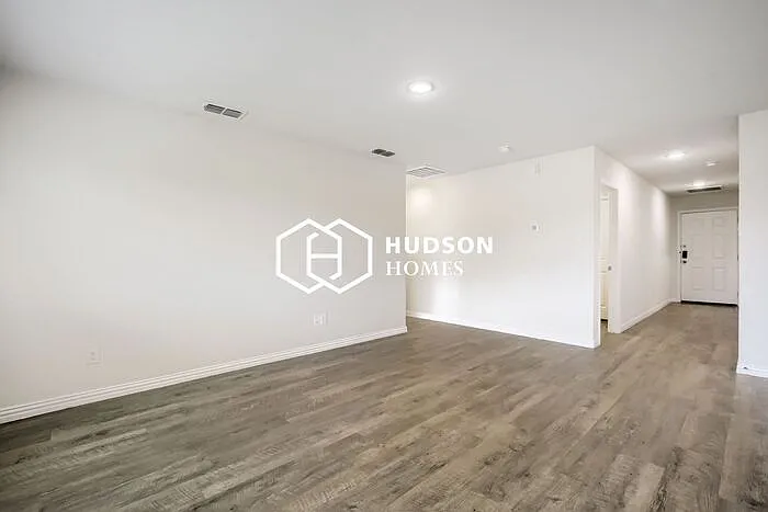 3 bed, 2.0 bath, 1298 sqft, $1,325 — Photo 3