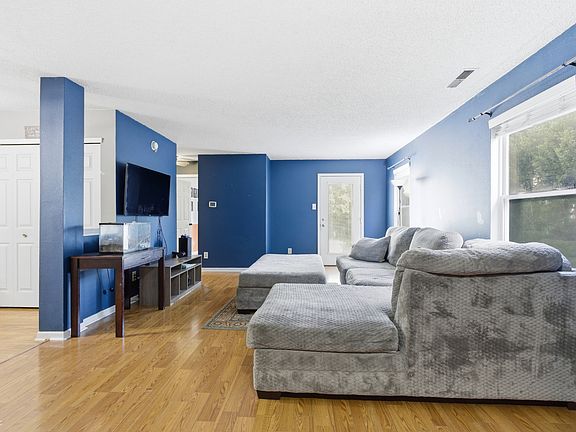 3rd image of 10688 Glenayr Dr