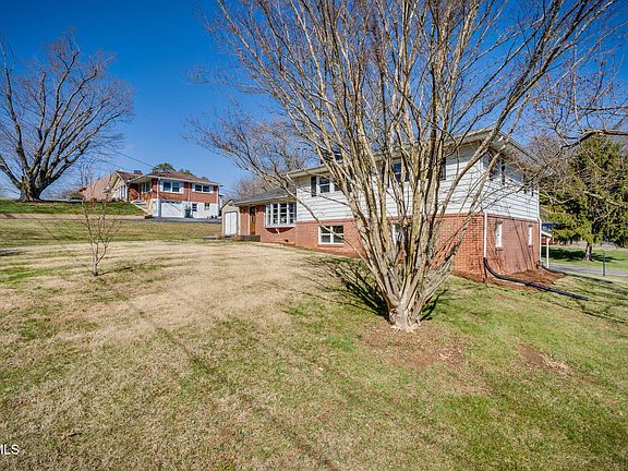 3rd image of 501 Garden Ln