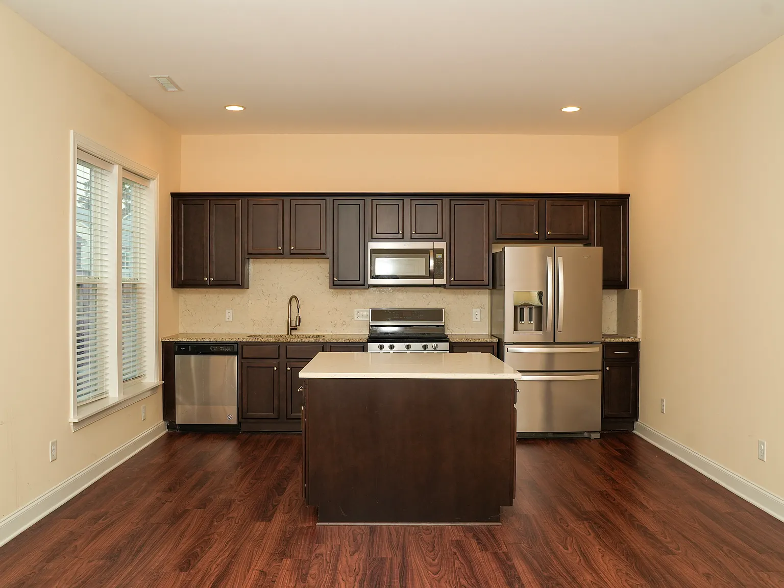 1 bed, 1350 sqft, $1,300 — Photo 3