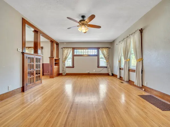 808 13th St, Spirit Lake, IA 51360