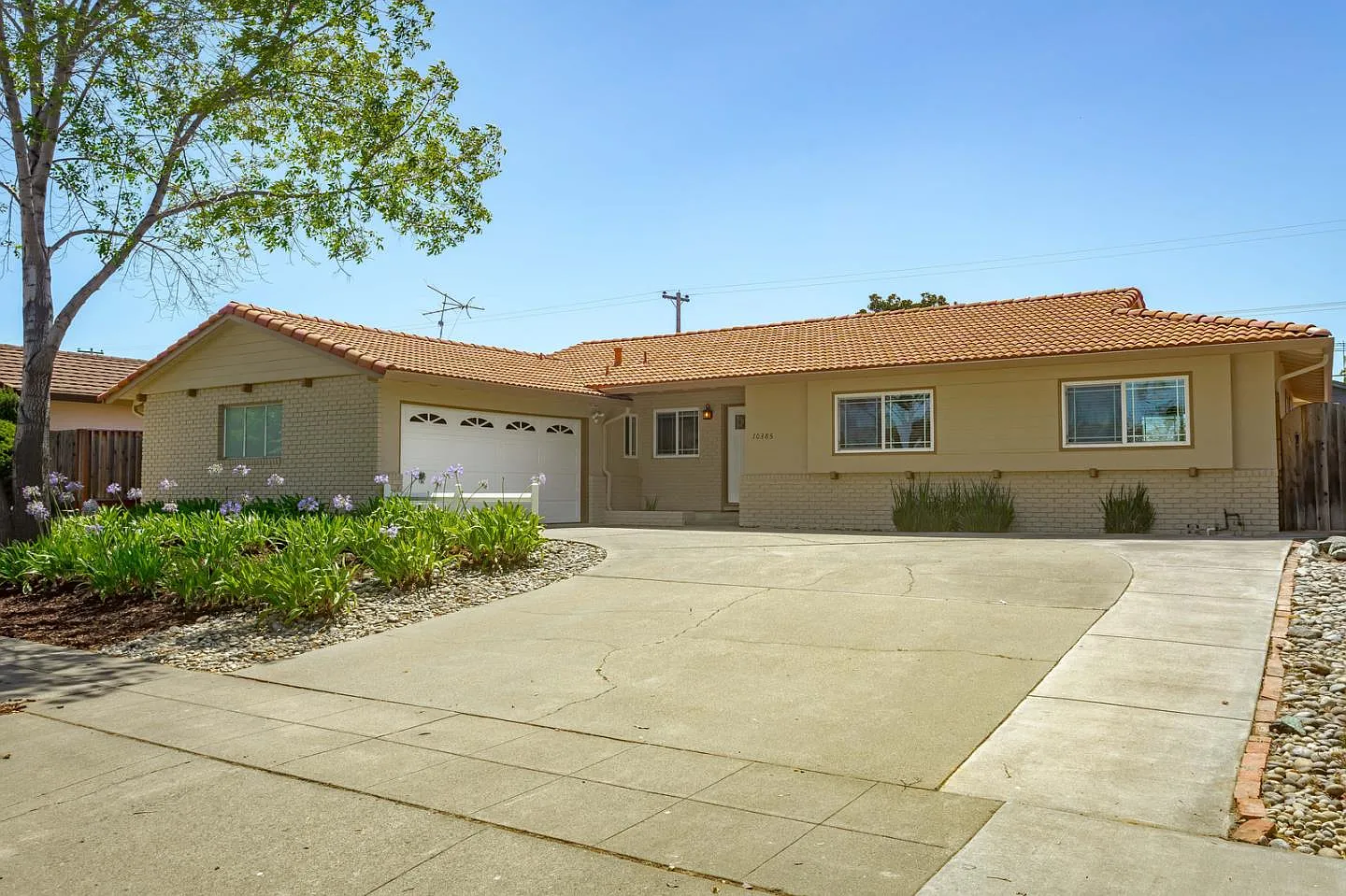 10385 Westacres Dr photo 1