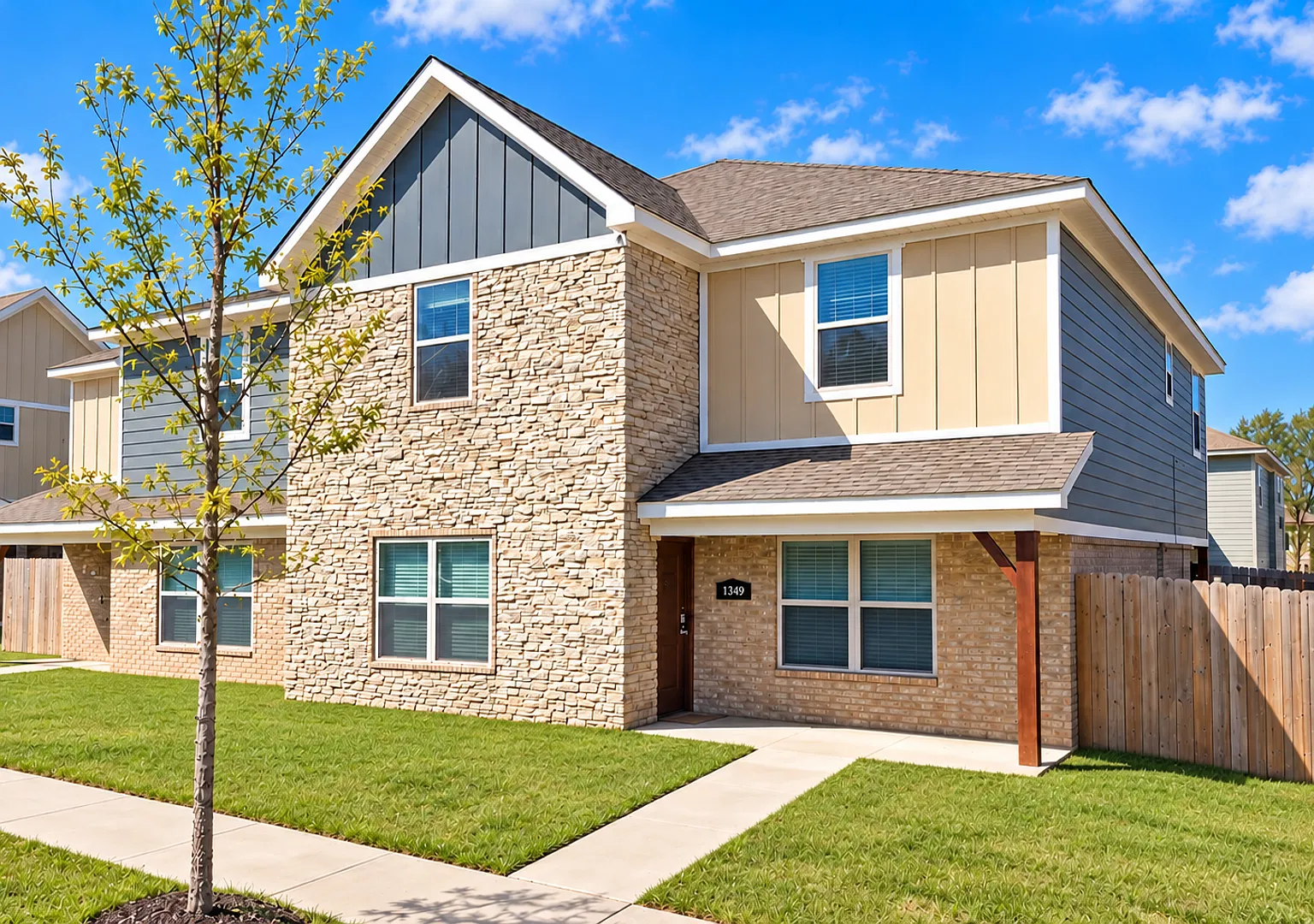 4 Bedroom 4.5 Bathroom Duplex With Private Parking And 2 Car Garage - Now Leasing — Photo 1