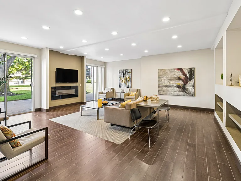 Oak Park Apartments — Photo 13