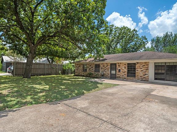 3rd image of 213 Atascosa St