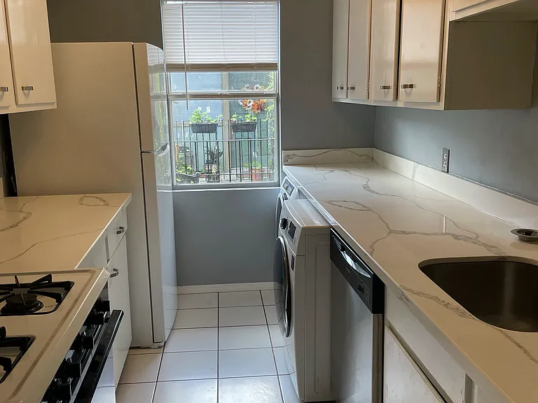 300 Jewel St #2 — Photo 5