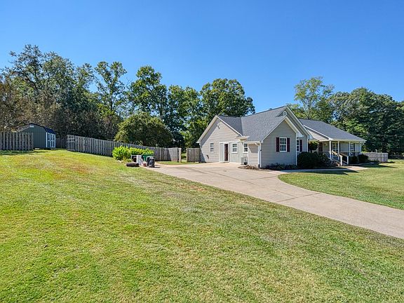 4th image of 137 Greenway Dr
