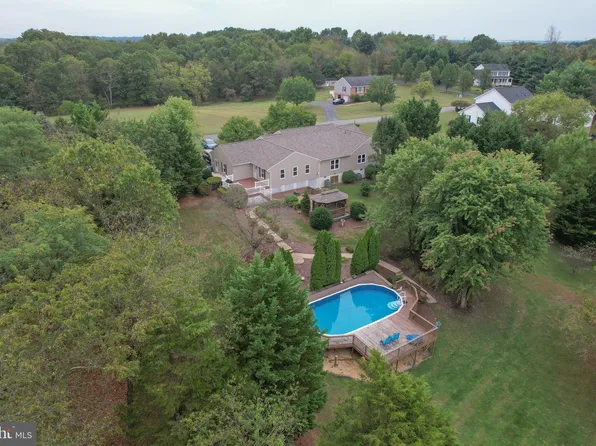 162 Robins Ln, Falling Waters, WV 25419