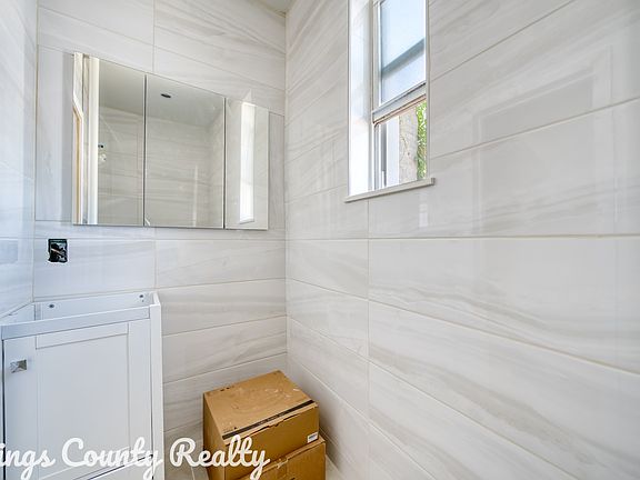 5th image of 94 Harrison Pl APT 2R