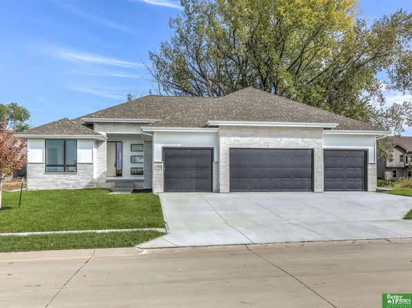 11011 98th St, Papillion, NE 68046