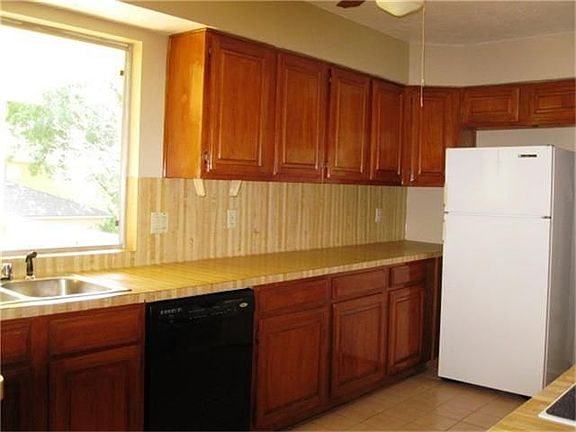 5th image of 504 Oak Harbor Dr
