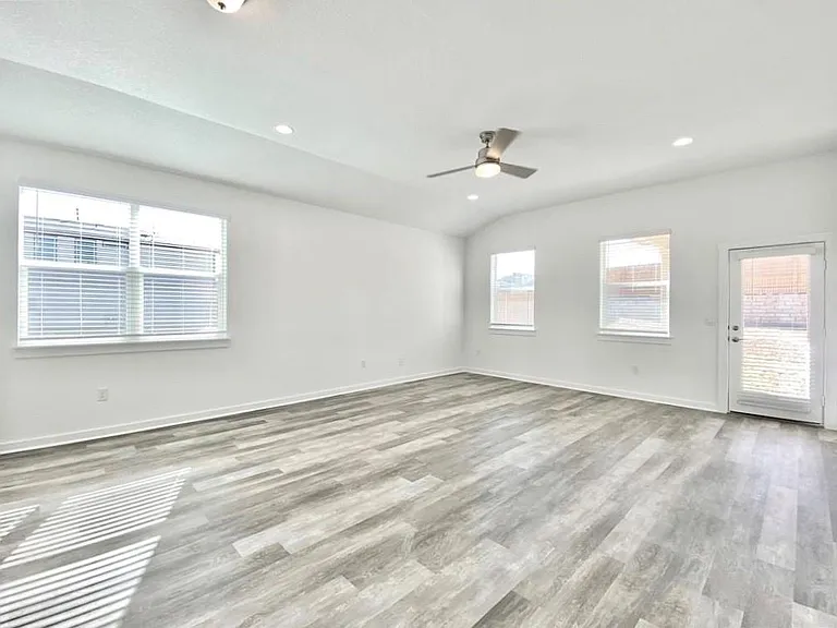 7925 Linnie Ln — Photo 6