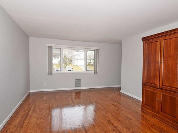 3rd image of 111 Garden Dr