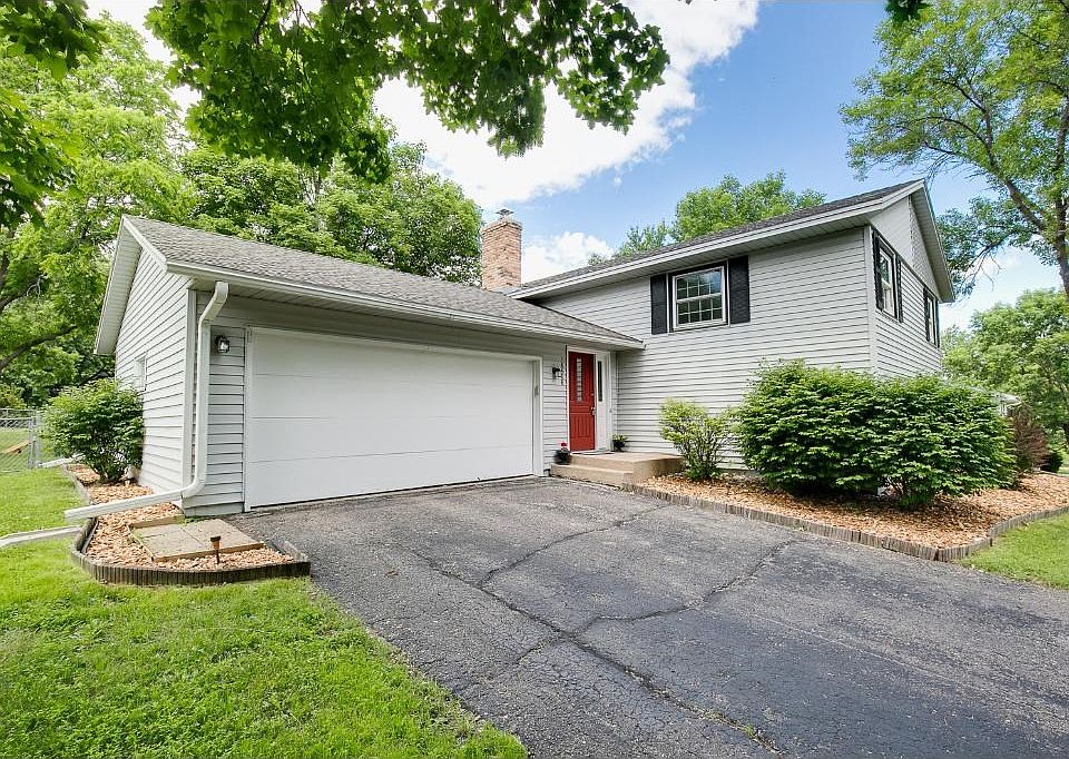 Welcome to your new home at 16408 Itasca Avenue SE, Prior Lake.  This split entry home will not disappoint. Featuring many updates,  a large yard with a fence and an amazing location.