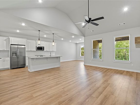 5th image of 409 Hondo St