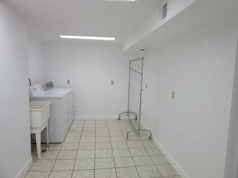 440 Dover St — Photo 39
