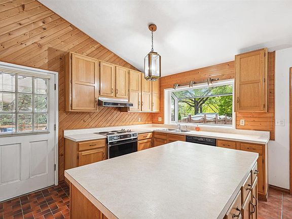 5th image of 823 Westwood Dr