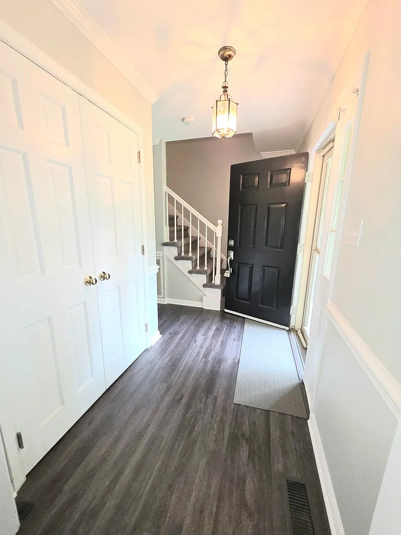 Move-In Ready Yorktown Home with Two Primary Suites and Detached Garage — Photo 4