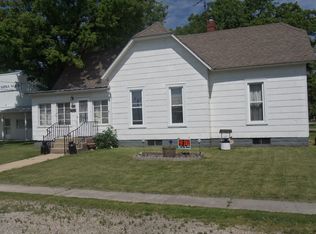 111 N Walnut St, Farina, IL 62838