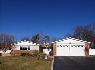198 Old Post Dr, Hauppauge, NY 11788