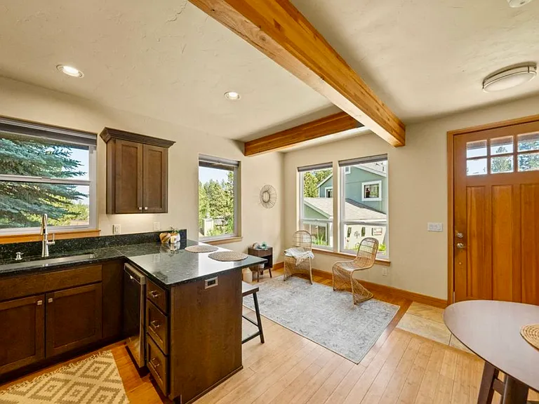 1696 SW Knoll Ave #2 — Photo 8