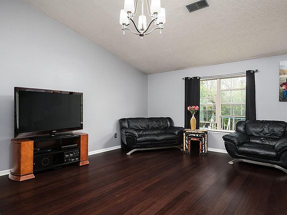 4th image of 249 Holly Ln