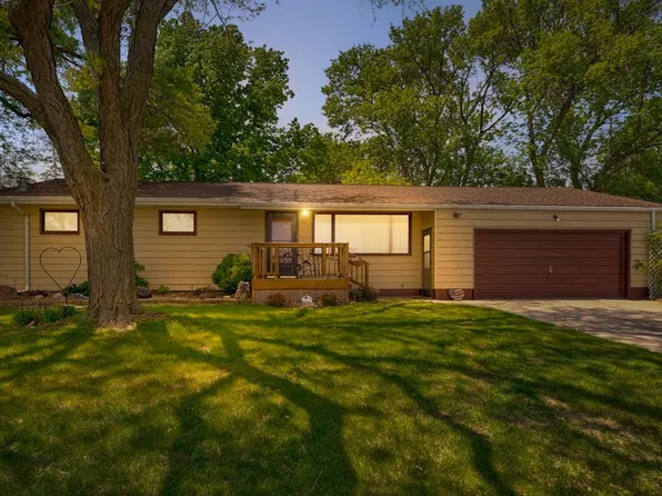 413 N 4th St, Mallard, IA 50562