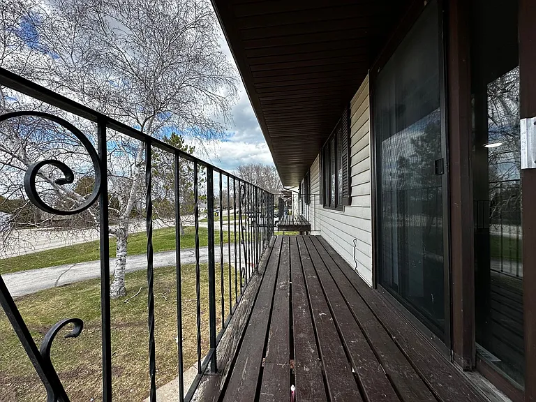 2746 Nicolet Dr — Photo 33