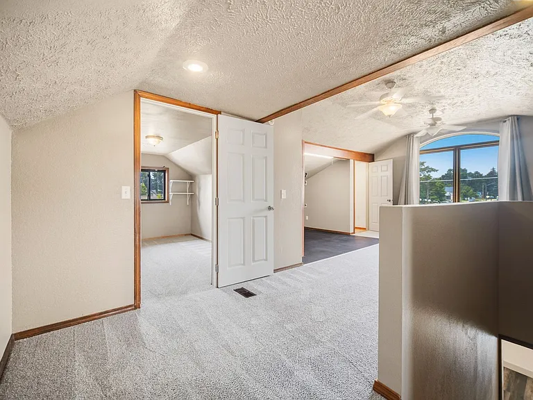 5703 N Regal St — Photo 13