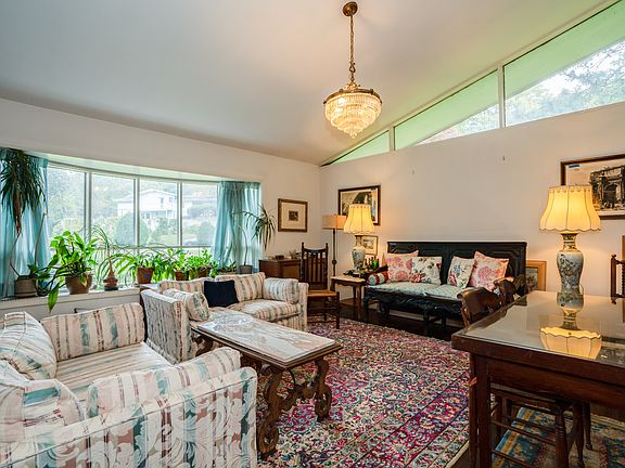 4th image of 8 Eaton Ln