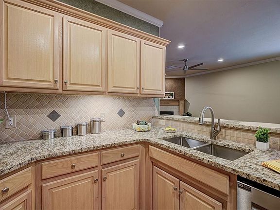 5th image of 517 SW 124th Pl