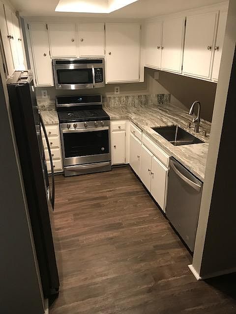 Newly Renovated Kitchen - Dishwasher, Fridge w/ice & water maker, GAS range and microwave.