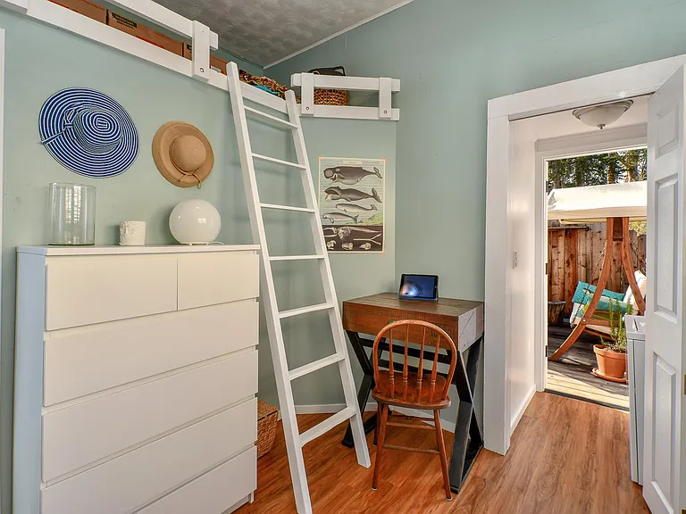 109 Mott Ave — Photo 8
