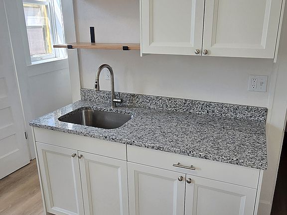 4th image of 218B N Jackson St #B