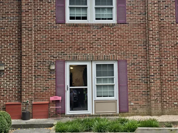 104 Friar Ln, Carrboro, NC 27510