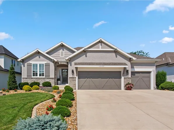 16622 S Lichtenauer Dr, Olathe, KS 66062