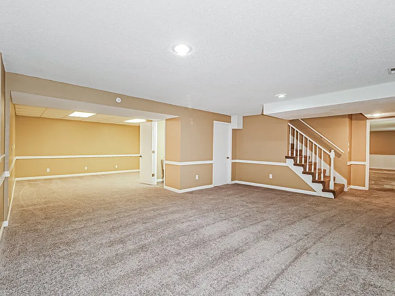 9004 Arlington Ct — Photo 15