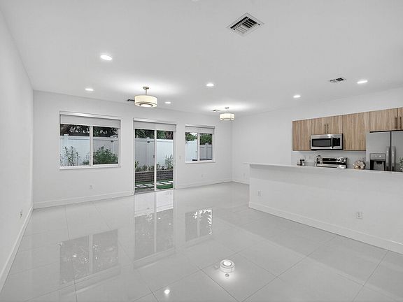4th image of 737 SE 1st Court #737