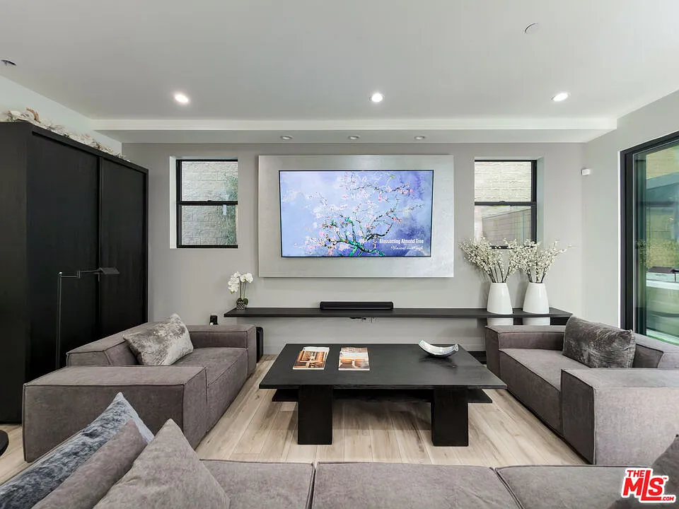 3 bed, 2.5 bath, 1800 sqft, $8,500 — Photo 3