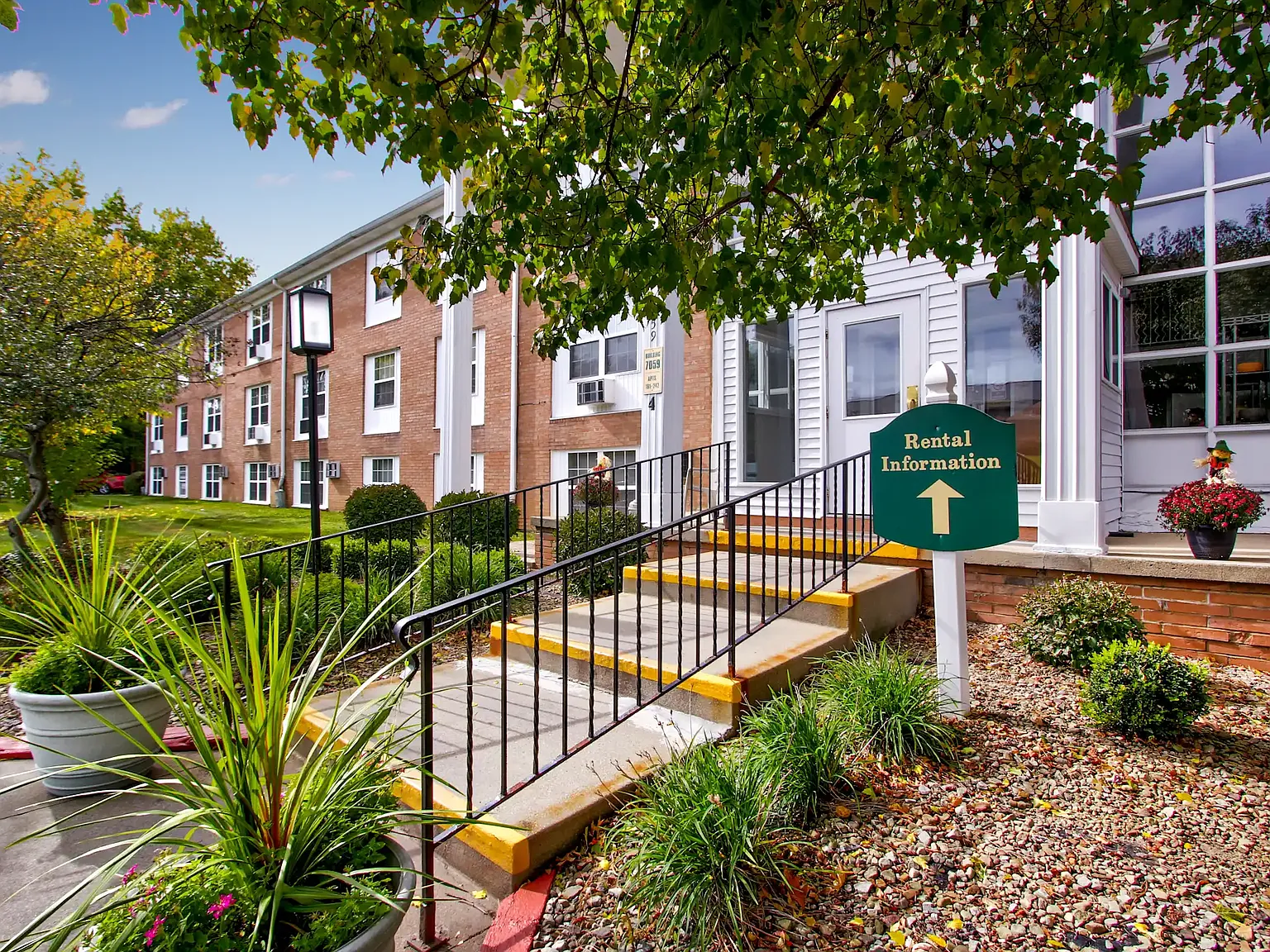 Boulevard Club Apartments — Photo 3