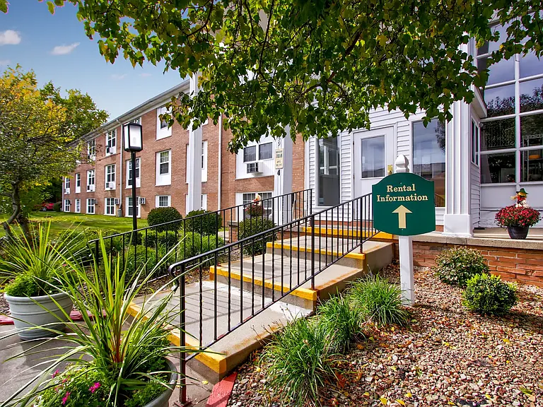 Boulevard Club Apartments — Photo 4