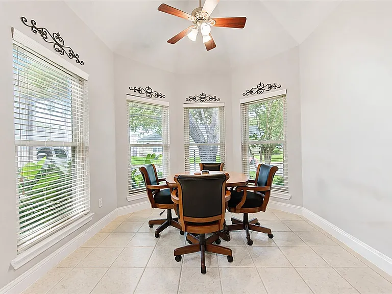 1811 Emerald Green Dr — Photo 14