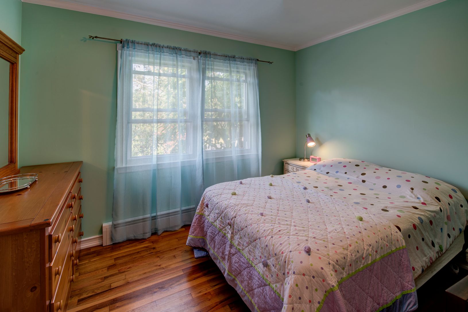  Guest bedroom.