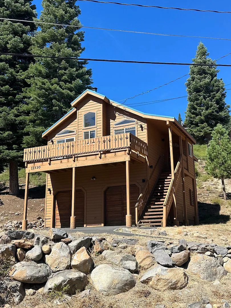 Three bedroom home in Tahoe Donner Available for long term lease — Photo 1