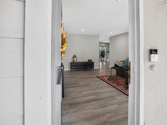 4th image of 6 Clover Ct