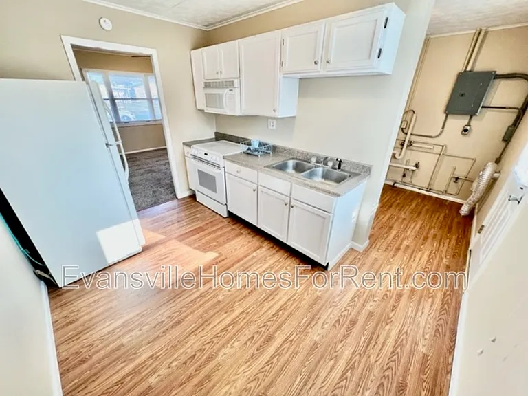 1525 Waggoner Ave — Photo 3