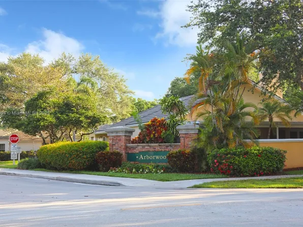 9271 Arborwood Cir, Davie, FL 33328