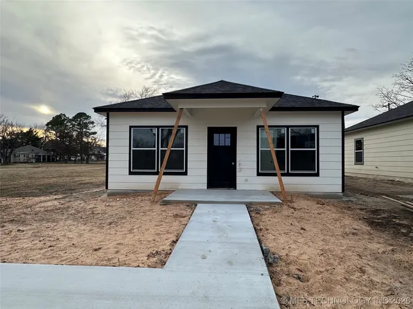 612 S 3rd St, Morris, OK 74445